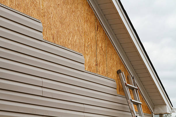 Professional Vinyl Siding technician working in Nashville, IL